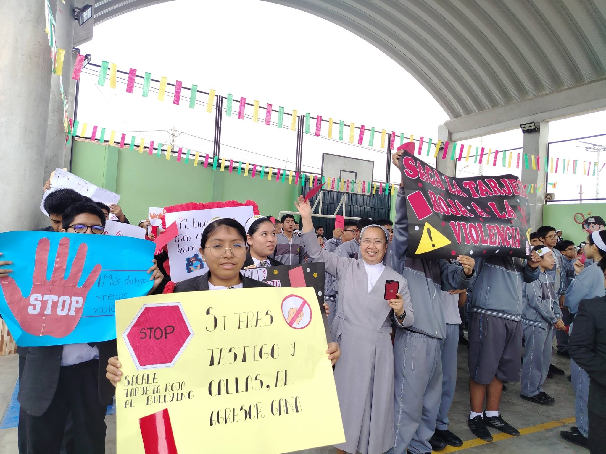 Comunidad educativa compartiendo una actividad