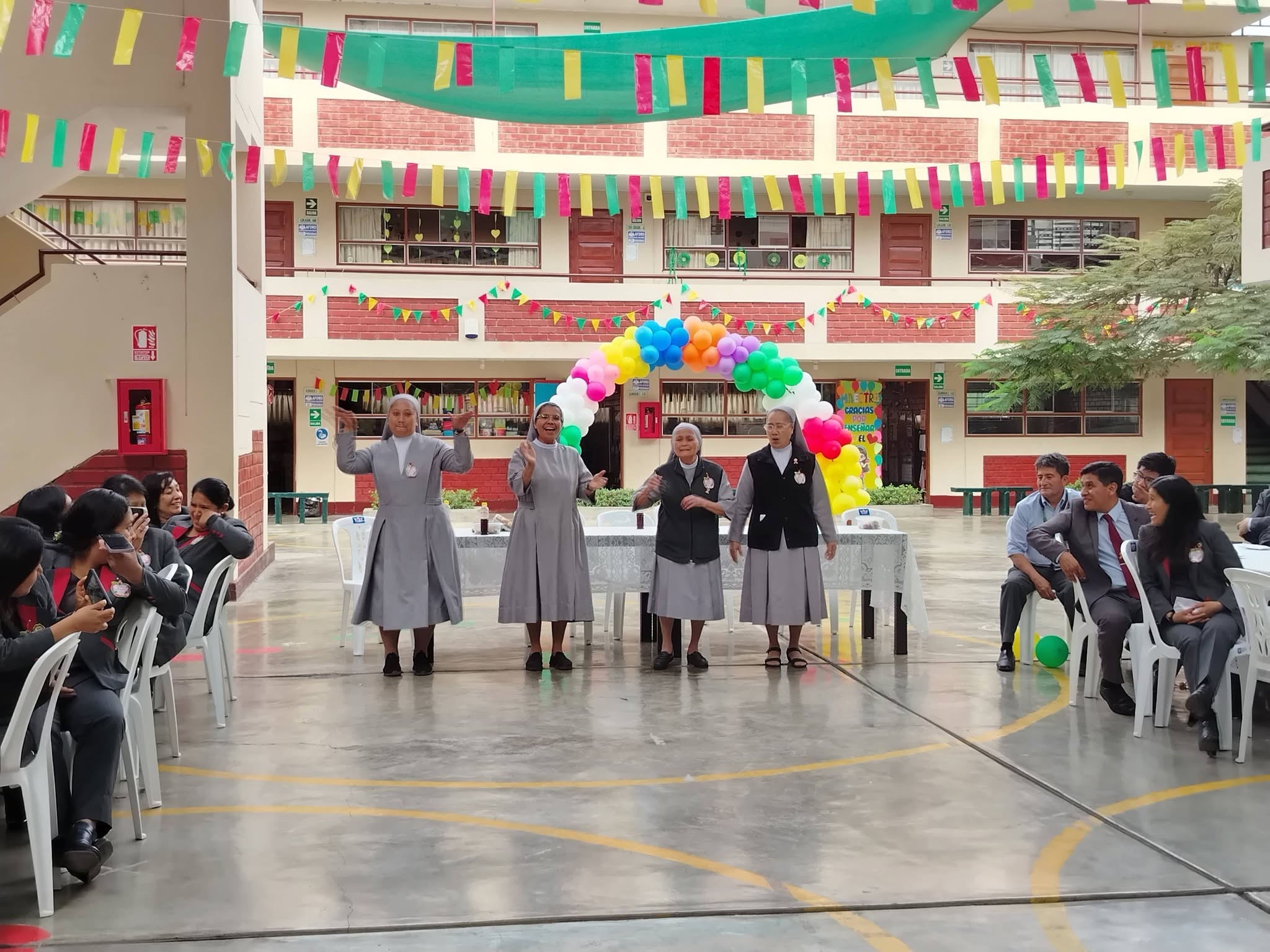 Estudiantes participando en una actividad escolar