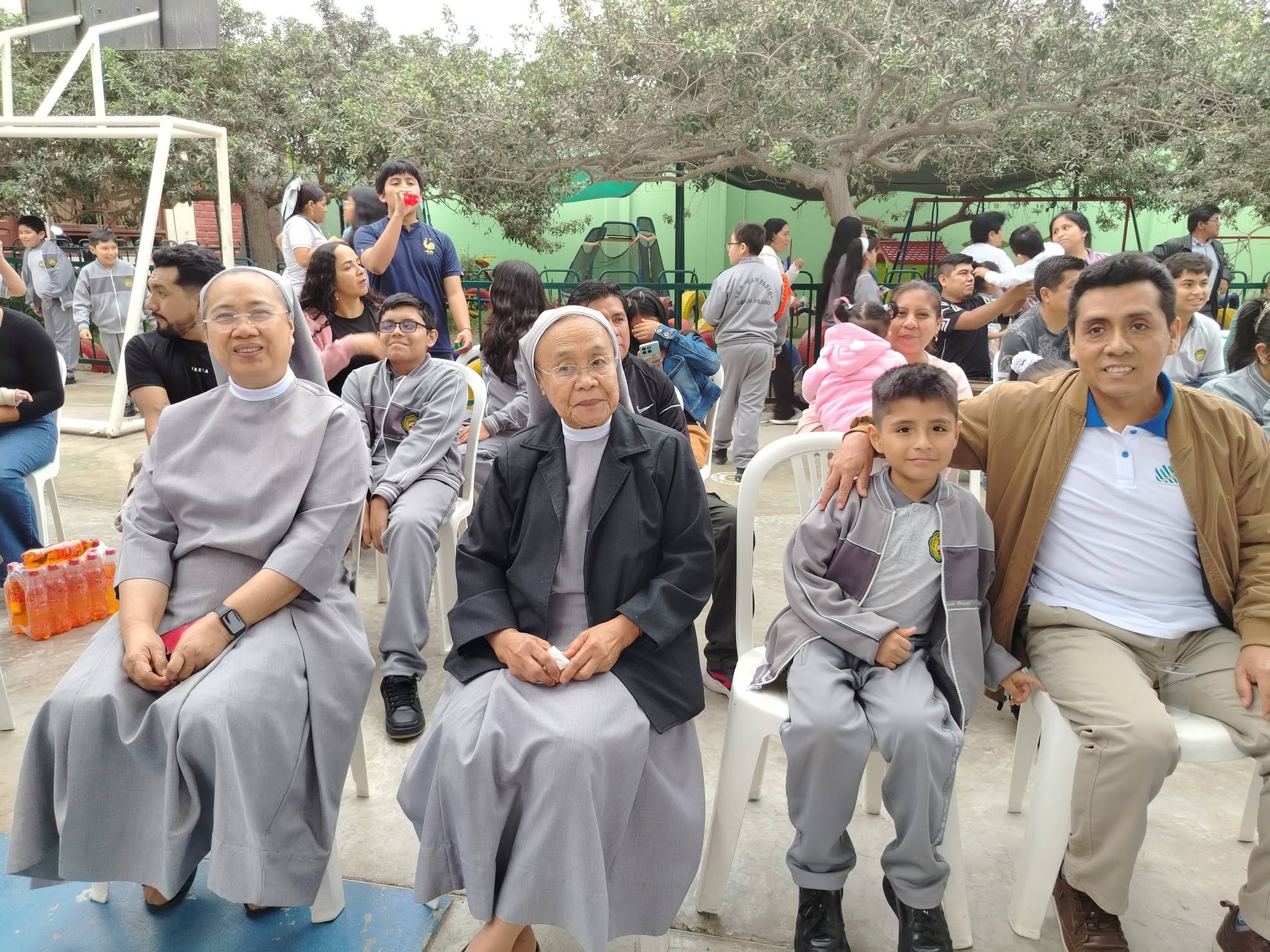 Familias participando en una actividad educativa