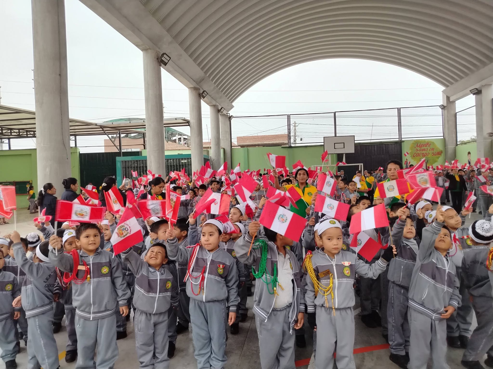 Docentes acompañando a sus estudiantes