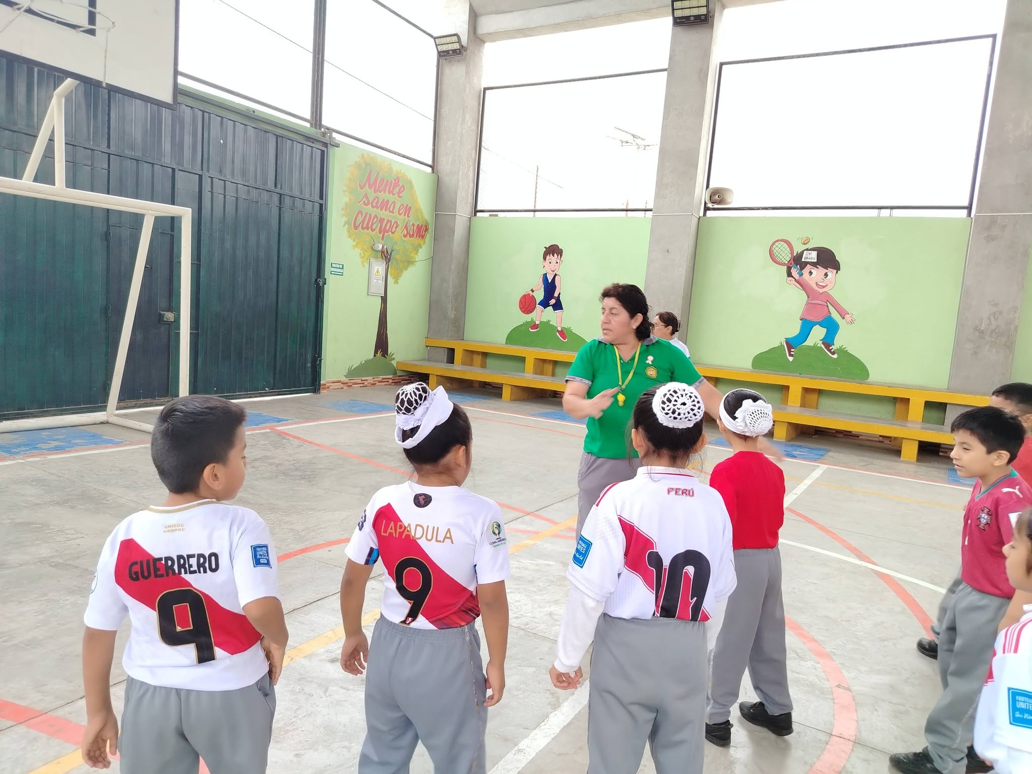 Estudiantes participando en actividades deportivas