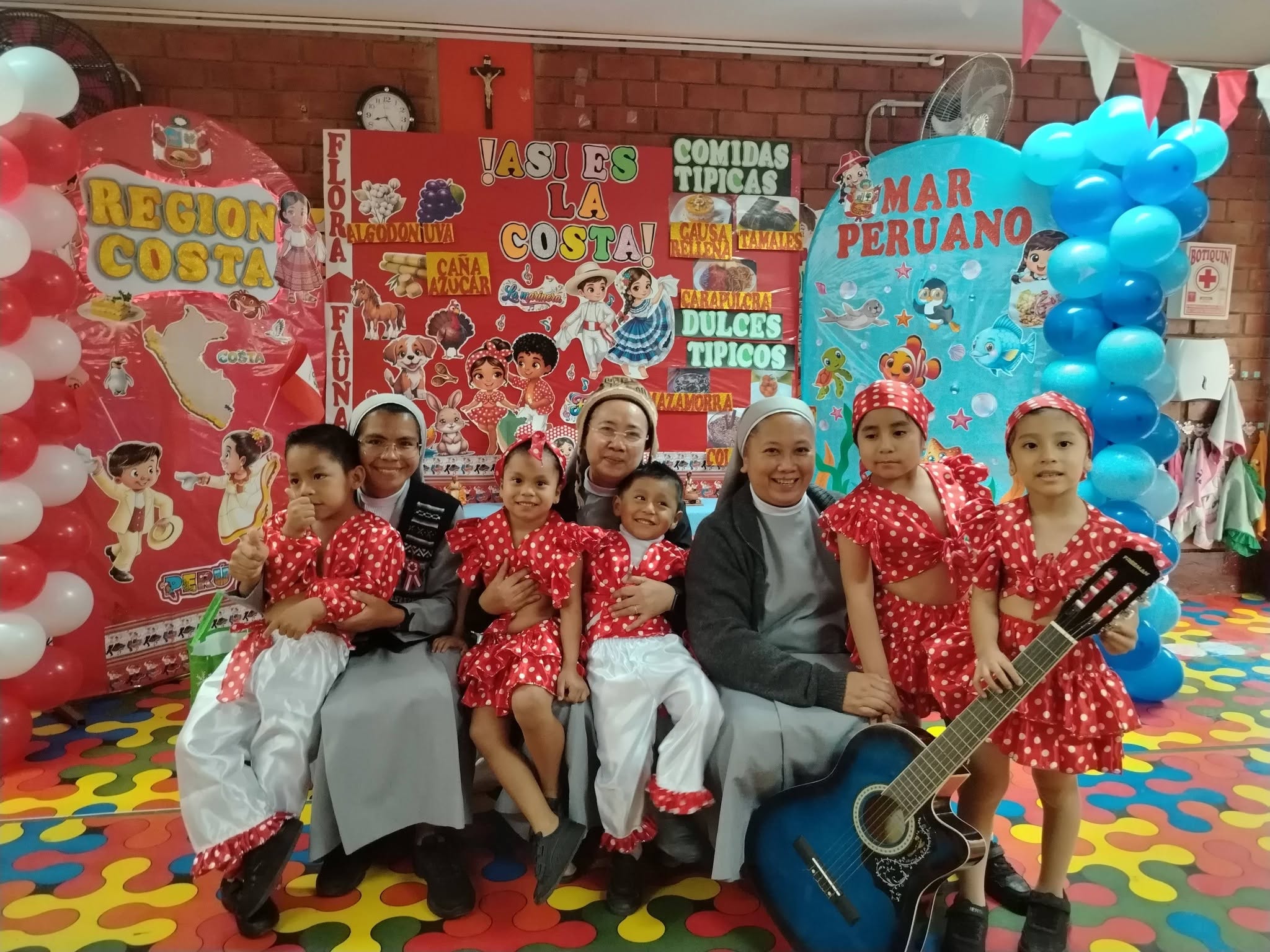 Estudiantes desarrollando actividades artísticas