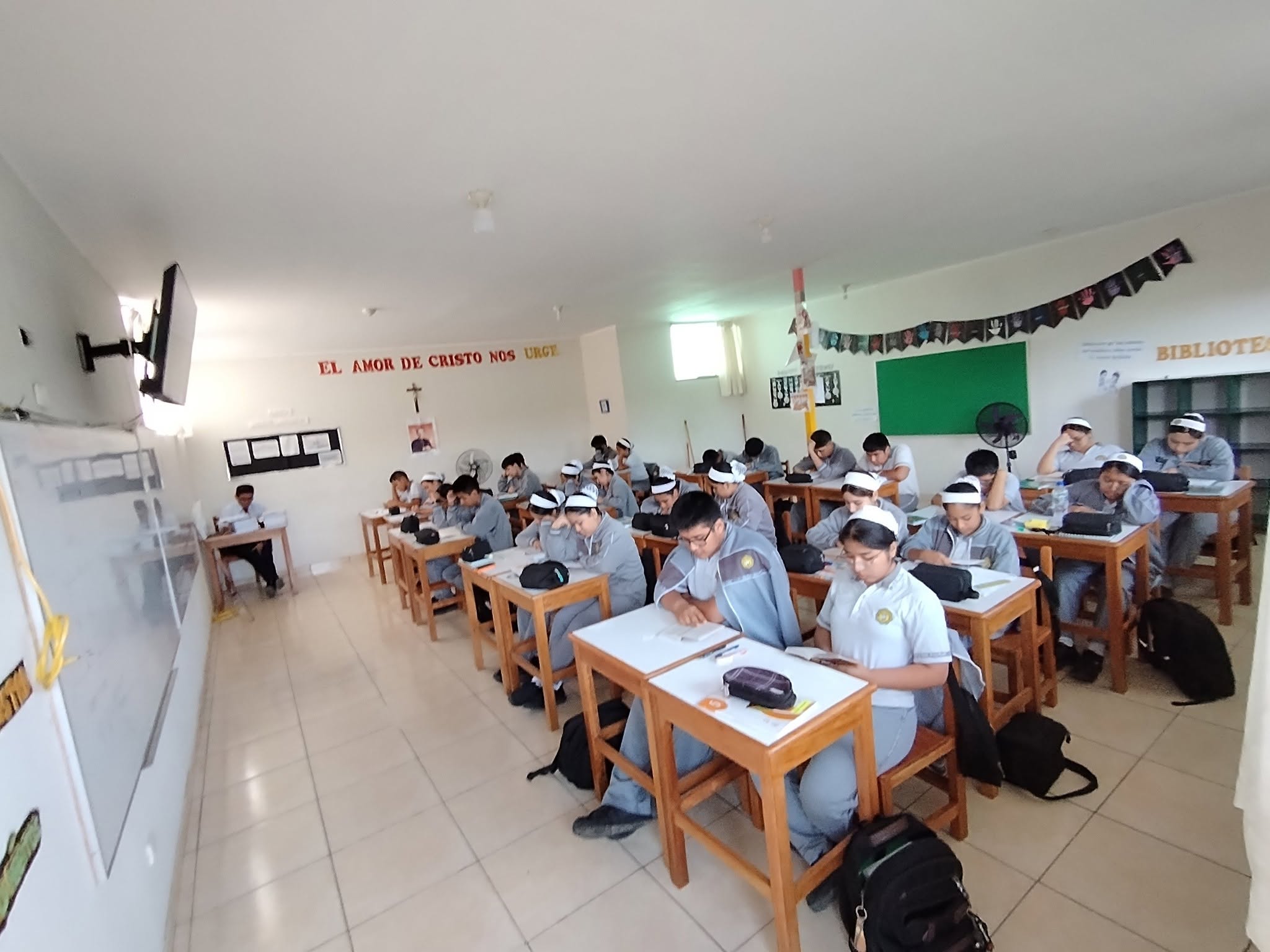 Estudiantes compartiendo durante su jornada escolar