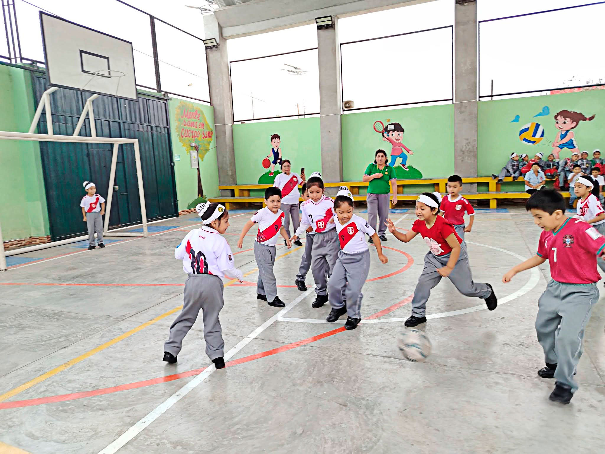 Estudiantes participando en actividades deportivas